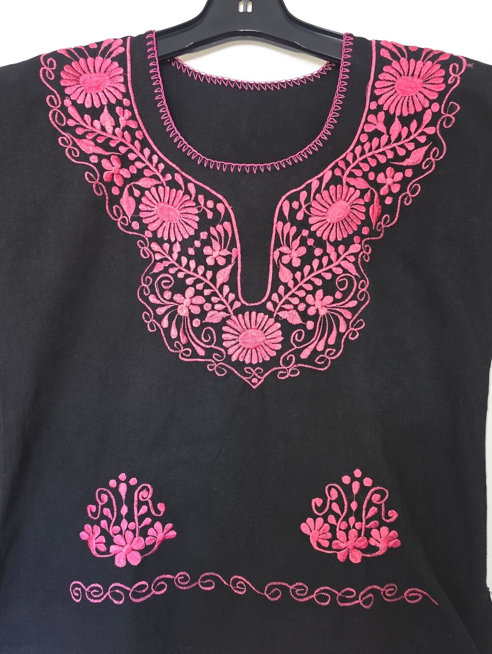 Embroidered Black Women’s Top with Pink Floral Detailing SZ M/L